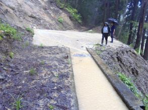 大雨影響で土砂崩れ、農業用水路に流入　福島・喜多方