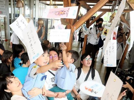 銅器の街に涼感誘う風鈴　新高岡駅