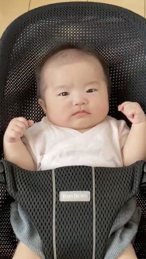 2カ月赤ちゃん、“ムッ顔”を見せて5秒後が……　心が溶けちゃいそうな展開に「かわいすぎやしませんか！」「あ゛あ゛あ゛あ゛ （可愛すぎて失神）」