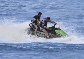 行政が動き出した！ 琵琶湖で 滋賀県警が「 悪質な 水上バイク 」の 取り締まり 、『 無免許で飲酒運転 の 水上バイク が 罪もない 小学1年生の男女2人に ケガを負わせた事故 』から 1年が経過