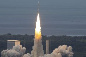 欧州の新型ロケット「アリアン6」初打ち上げ　軌道到達と超小型衛星放出に成功