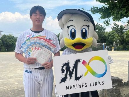 ロッテ・田中晴がマリーンズ算数ドリル贈呈式に出席　児童からプロ1勝祝福され笑顔