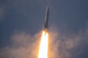 欧州の新型ロケット「アリアン６」、初の打ち上げ成功　競争激化