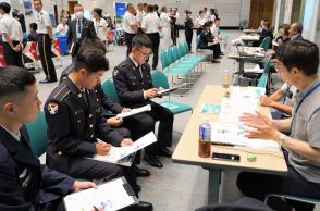 来春退職予定の若手自衛官に猛アピール　札幌で合同説明会　企業や団体１８０社参加