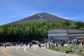 上半身裸にハイヒール…富士山登山規制に外国人の反応は　「日本人を優先すべき」の声も