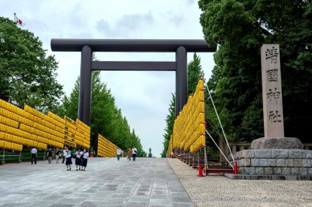 靖国神社に落書き疑いで中国籍の男逮捕、出国の男2人を指名手配