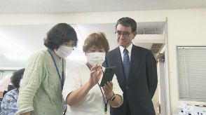 河野大臣の“分身”も数分で作成　広島の「老人大学・スマホ研究科」などを視察