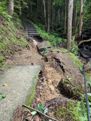 岡山県鏡野町の岩井滝 大雨で遊歩道が崩落　昨夏以降通行止め 今秋に復旧予定