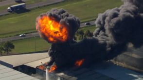 オーストラリア・メルボルンの工場で大規模火災　化学物質入りドラム缶が次々爆発し数百メートル先まで破片飛ぶ