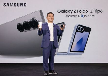 サムスンの折り畳み式スマホ　新製品2機種公開＝より薄型・軽量に