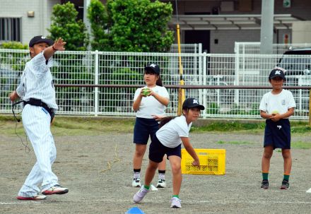 千葉ロッテのコーチが指導　鴨川小4年生23人が野球の楽しさ体感（千葉県）