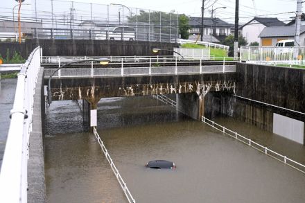 大雨時のアンダーパスは要注意！　出雲で車が立ち往生　水圧で車のドアが開かなくなるケースも