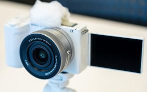 ソニーが新型カメラ「VLOGCAM ZV-E10 II」発表。ショート動画に最適な縦UIに対応