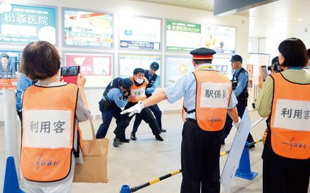 大声で威嚇、説得する駅員…不審者騒ぎを撮影する利用客　近づけないように誘導　東武線の駅で不審者対応訓練　「自分も写真や動画撮るかも」