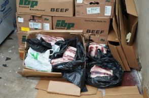 マカオ税関が祐漢エリアの工業ビル内に開設された運び屋向け密輸品供給拠点2ヶ所摘発…冷凍肉類1400キロ発見