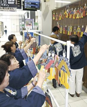 松本駅に七夕人形揺れる おかみさん会が飾り付け　長野県松本市