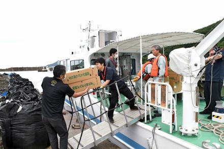 パンや水、野菜など海路で支援物資を搬入　道路寸断で孤立した出雲・日御碕地区