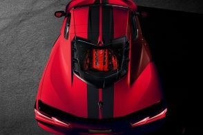 伝統のV8エンジンを覆う「真っ赤なカバー」が鮮烈！ 人気スーパーカー「コルベット」に“情熱の炎”がモチーフの日本限定モデルが登場