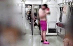 地下鉄の中で上半身裸、水ぽたぽた…きまり悪い「ホットピンク男」の正体＝韓国