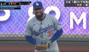 プロ野球だと絶対無理？ ボール飛んできたらどうすんだよ！ 視聴者がドキドキ… 試合中にマイクをつけて守備→インタビューで喋りまくる