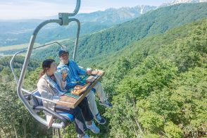 日本初の“空飛ぶレストラン”!? 絶景を眺めながら新鮮な空気と朝食を味わえる！ 山頂からの特等席でご来光を楽しめるツアーを同時開催