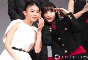 出口夏希＆高橋ひかる、正反対な白黒ミニ丈衣装で魅了　“親友”役でダンスに奮闘