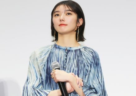 櫻坂46・藤吉夏鈴、初主演映画で涙の舞台あいさつ　監督からの手紙「戦友です」