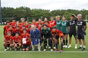 【なでしこ】日本サッカー後援会の松本育夫理事長が激励「ぜひメダルを」寄付金500万円贈呈