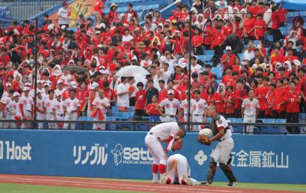 【高校野球】雪谷、７年ぶりの全校応援　約１０００人がスタンドを真っ赤に染めるもあと一歩届かず初戦敗退