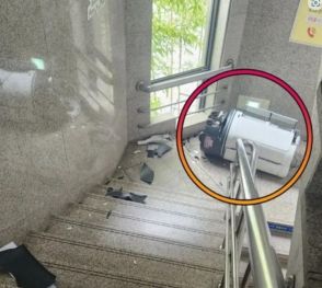 韓国初のロボット公務員、階段から転落、1年足らずで気の毒な姿に…書類配達中、階段に突進