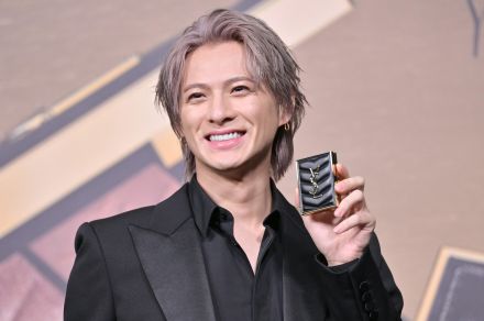 ＜平野紫耀＞アイメーク披露し「気分上がりますね」　シックな黒スーツでYSLイベントに登場