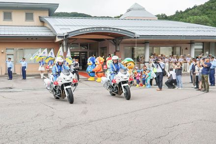 死亡事故に歯止めを  長野県警本部が売木村で出発式  夏の交通安全やまびこ運動