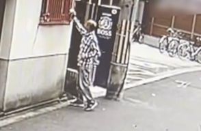 放火殺人男（60）が「火を投げる」瞬間　集合住宅から“炎”吹き出す　48歳女性が死亡…防犯カメラに何度も男の姿