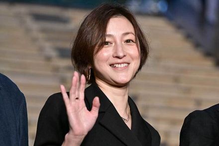 広末涼子、美鎖骨露わな衣装で意味深告知「少し嬉しいお知らせが」　ファン「眩し過ぎます」