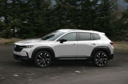 マツダ『CX-50』にトヨタ製ハイブリッド搭載、燃費40％向上…米2025年型