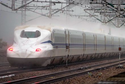 実はあまり使わない？「新幹線のワイパー」 300キロの高速で吹き飛ぶ雨粒 でも「しっかり拭ける構造」のワケ