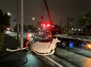 案内標識の柱に衝突して車が大破　20歳の会社員が死亡　雨でスリップした可能性も　福岡