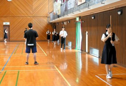 甲子園のプラカード誘導係選考会、男子生徒9人も挑戦　決定は19日