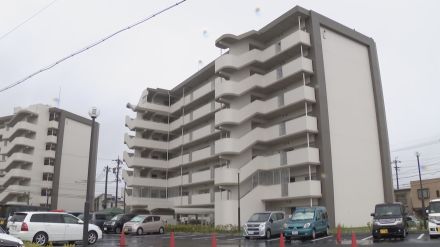 県営住宅7階で火事　住民とみられる50代男性が一時意識不明になり病院へ搬送　寝室とみられる部屋の壁が燃える