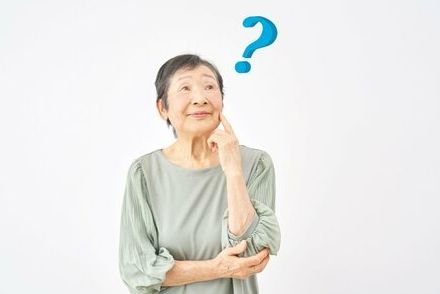 65歳以上の就業率が増加。無職夫婦世帯の貯蓄額や生活費はいくら？年金生活のリアル