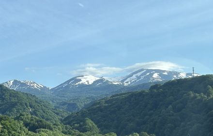 初めて登る月山に期待が膨らむ！　ご褒美は「月山のゼブラ模様」残雪のなか一歩一歩進む月山登山ルポ