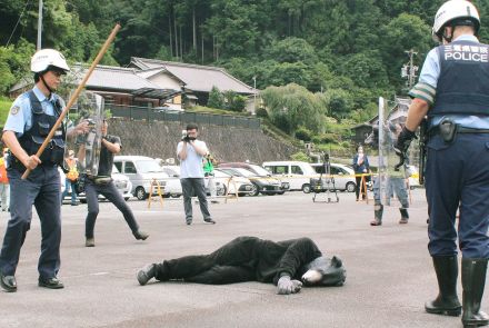 署員クマ役、初の合同訓練　大台町で三重県、県警、猟友会など40人