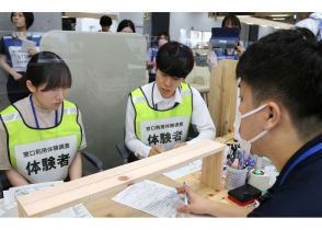 便利な窓口へ　若手職員が来庁者になって体験調査、和歌山県田辺市