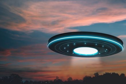 高速道路で“奇妙なUFO”が警察に止められる事態が発生…乗車していたふたりの老婆の正体とは？