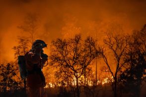 猛烈な炎に追われ、必死で逃げるロシア兵…ウクライナの戦場で「大規模な山火事」発生、緊迫映像を公開