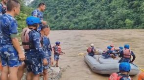 ネパールで土砂崩れ　バス2台が川に転落　乗客ら60人以上が行方不明