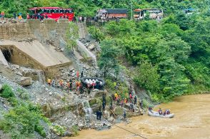 大雨で土砂崩れ、バス2台が川に転落 63人安否不明 ネパール