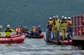 箱根芦ノ湖で消防・警察合同水難救助訓練　箱根園湾での衝突事故を想定