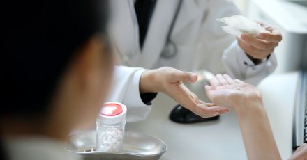 飲んでいるクスリ「不安があれば、こう言いなさい」医師・薬剤師への正しい相談方法をご存じですか