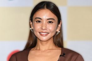 ＜滝沢眞規子＞45歳、大人の水着姿を公開　「美ボディー」「3人のお子さんがいるなんて思えない」と話題　ギリシャ・サントリーニ島を満喫